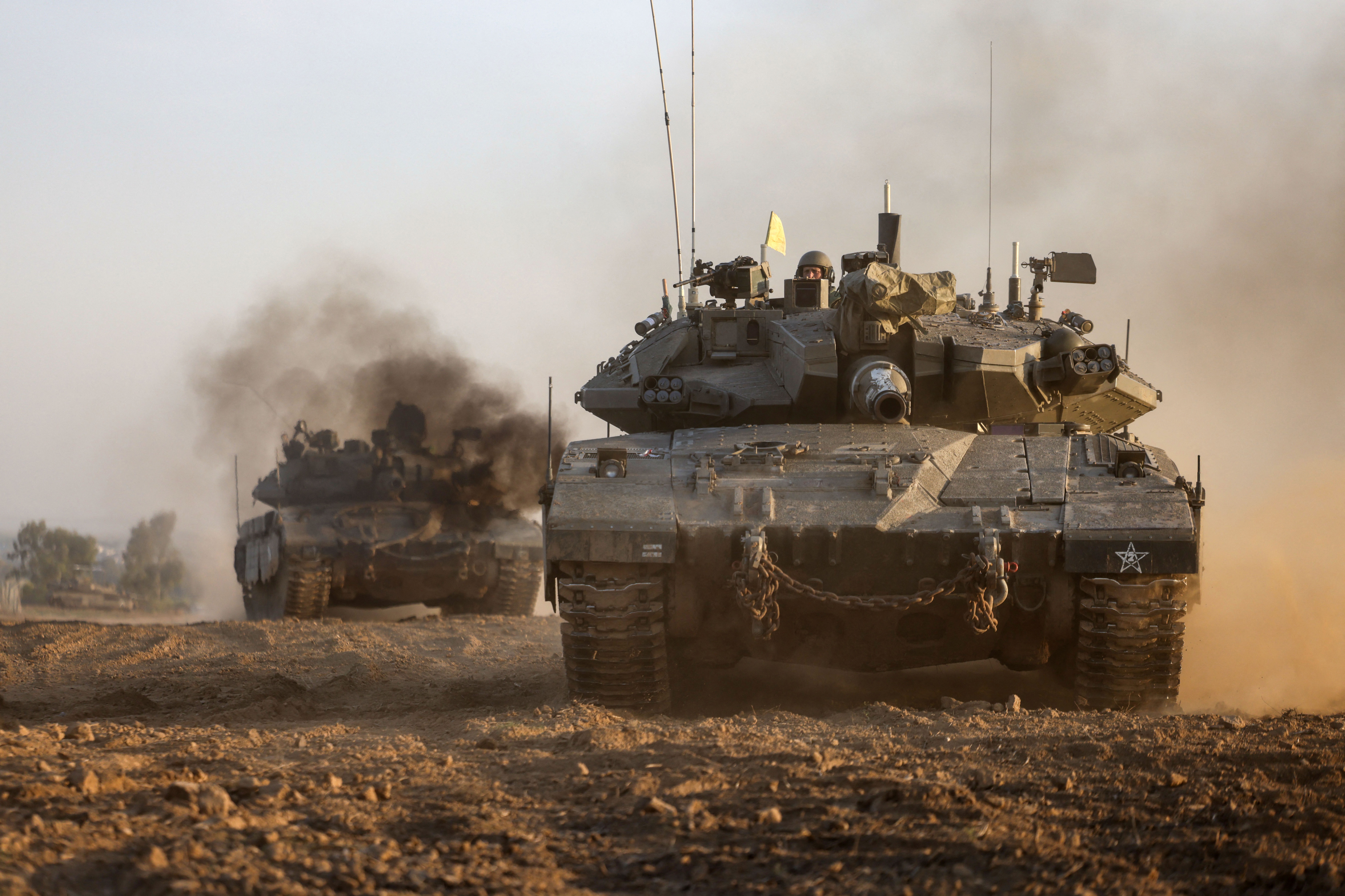 Tanques militares israelíes maniobran cerca de la frontera con Gaza el domingo 3 de diciembre. (Crédito: Menahem Kahana/AFP/Getty Images)