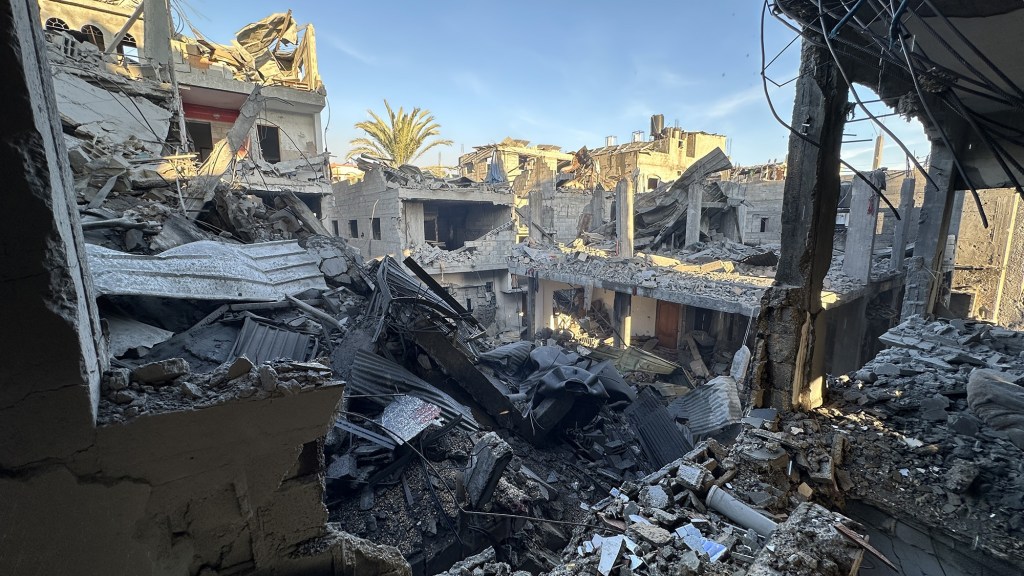 Edificios destruidos tras los ataques israelíes contra Jabalya, en Gaza, el 17 de diciembre. (Crédito: Abdulqader Sabbah/Anadolu/Getty Images)
