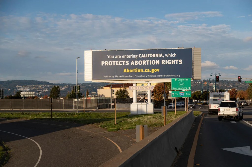 Un cartel de Planned Parenthood cerca del Aeropuerto Internacional de Oakland en octubre. (Jason Henry/The New York Times/Redux)