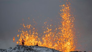 Científicos de la Universidad de Islandia toman medidas y muestras de la cresta de una parte activa de la fisura este martes (Marco Di Marco/AP)