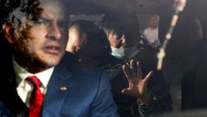 El expresidente de Perú Alberto Fujimori sale en un automóvil de la prisión de Barbadillo luego de ser liberado el 6 de diciembre de 2023 en Lima, Perú. (Foto de Getty Images)