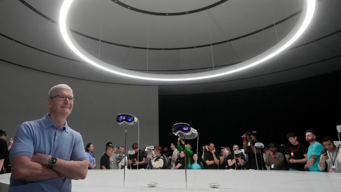 El CEO de Apple, Tim Cook, posa para las fotos delante de los nuevos visores Apple Vision Pro de la compañía en una sala de exposiciones del campus de Apple el lunes 5 de junio de 2023, en Cupertino, California. (Crédito: Jeff Chiu/AP)