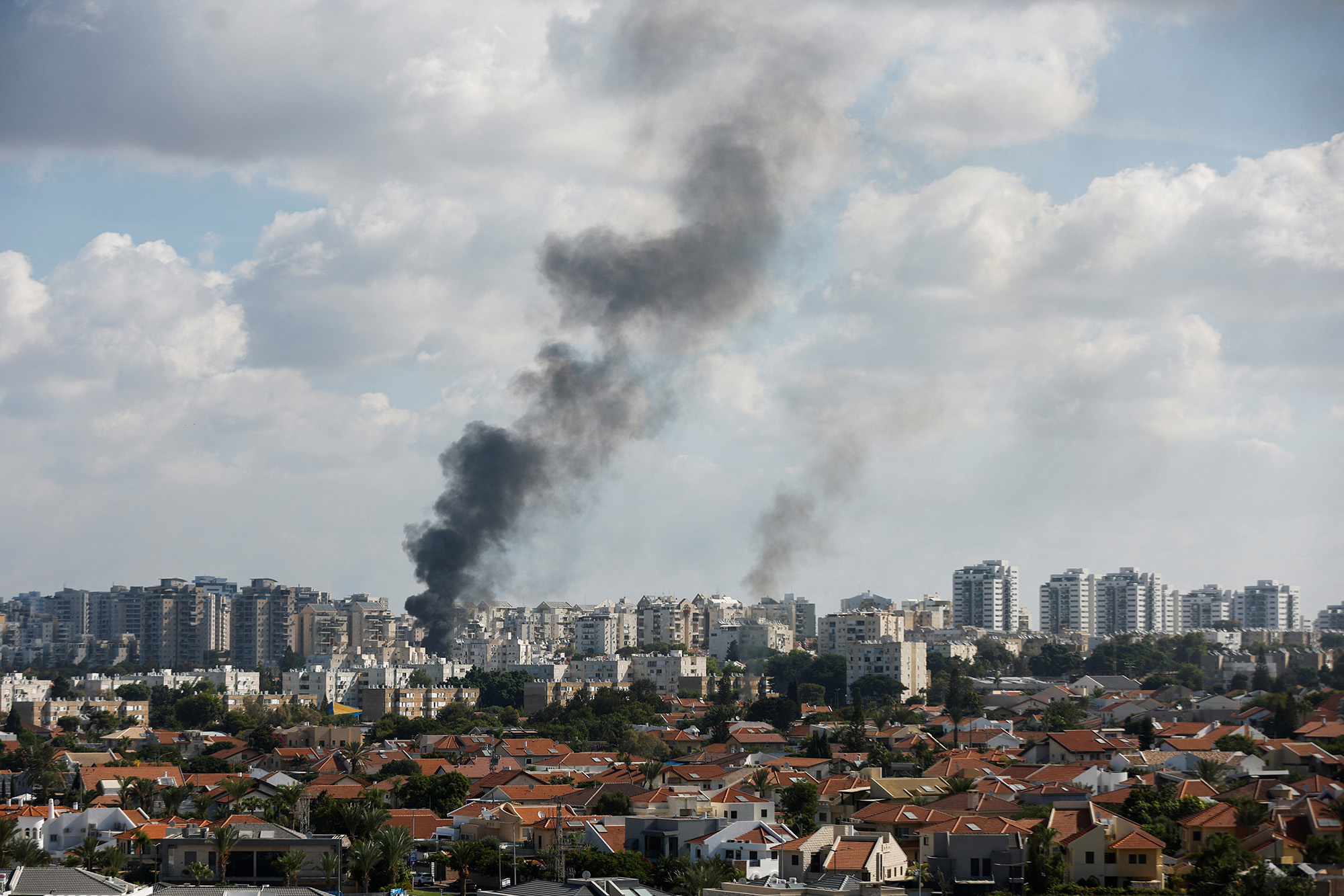 El humo se eleva tras el lanzamiento de cohetes desde Gaza, en Ashkelon, Israel, el 7 de octubre. (Foto: Amir Cohen/Reuters)