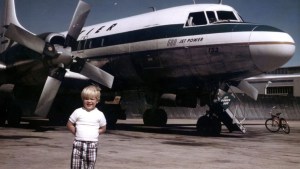 A Brian Aerni le encanta esta fotografía suya posando delante de un avión cuando tenía tres años. Tanto es así que, años después, decidió buscar el avión de la foto. (Cortesía de Brian Aerni)