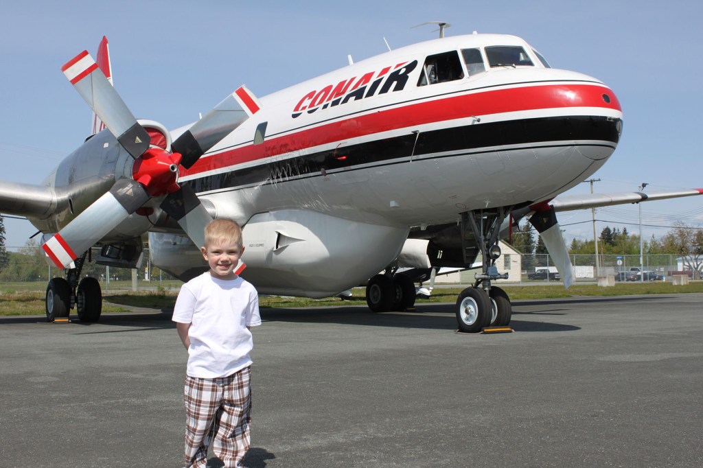 Aerni localizó el avión y recreó la fotografía de 1976 con su hijo pequeño. (Cortesía de Brian Aerni)