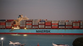 El portacontenedores Maersk Sentosa navega hacia el sur para salir del Canal de Suez en Suez, Egipto, el 21 de diciembre de 2023. (Stringer/Bloomberg/Getty Images)