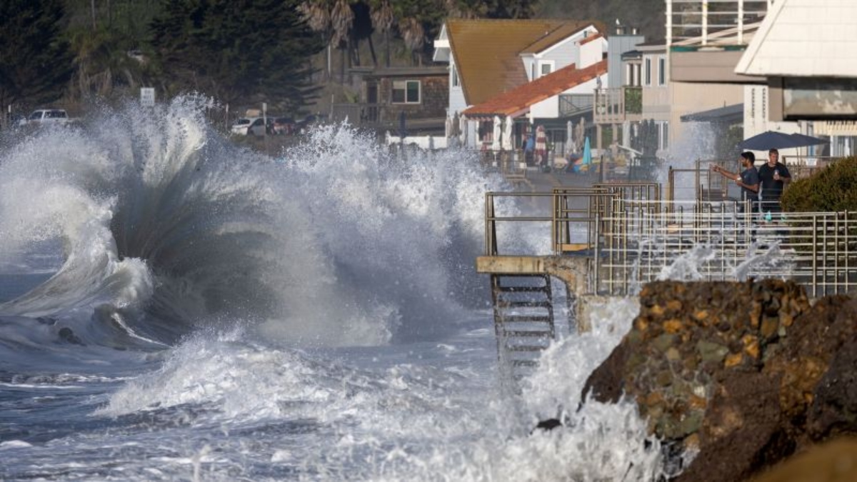 Las olas de las tormentas cautivan a los ba istas en California