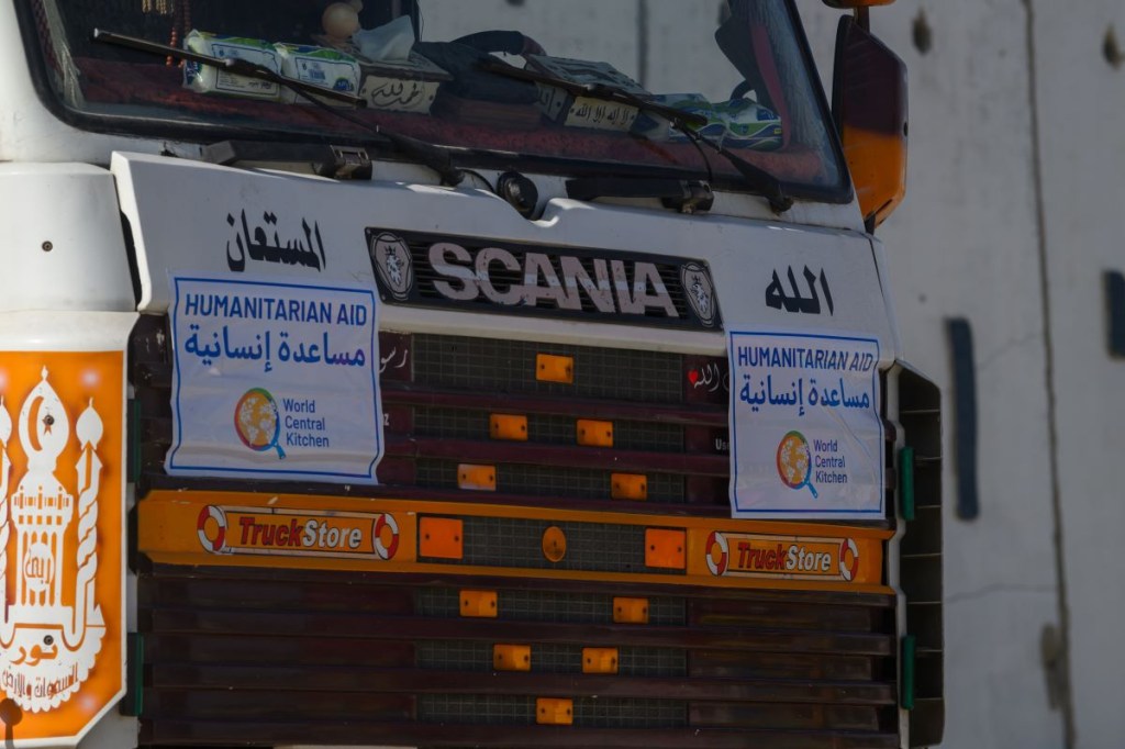 Un camión de ayuda humanitaria ingresa a Gaza. (Alexi J. Rosenfeld/Getty Images)