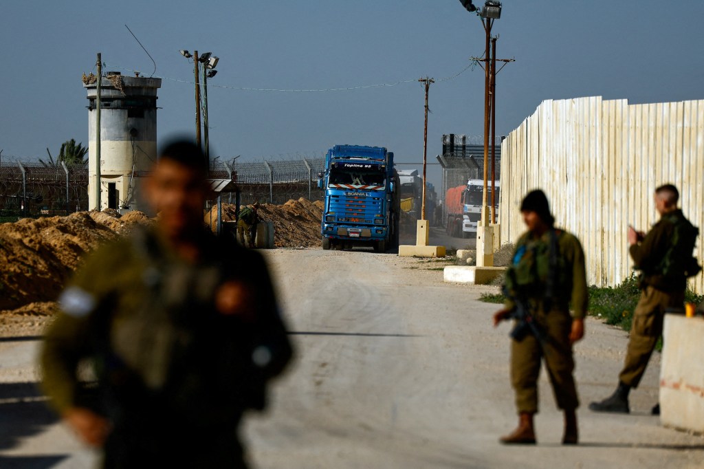 Los camiones de ayuda entran desde Egipto en ruta a Gaza, vistos desde el cruce de Kerem Shalom en Israel el viernes. (Clodagh Kilcoyne/Reuters)