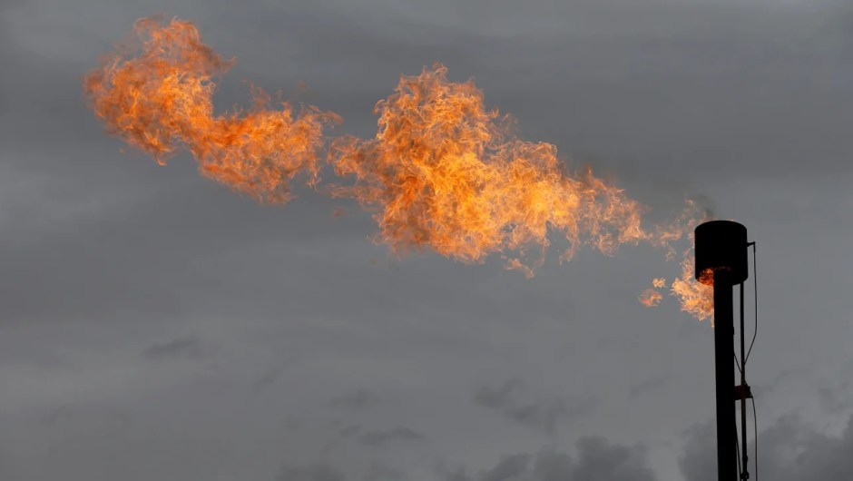 Una antorcha quema el exceso de gas de una planta en la Cuenca Pérmica en el condado de Loving, Texas, en noviembre de 2019. (Foto: Angus Mordant/Reuters)