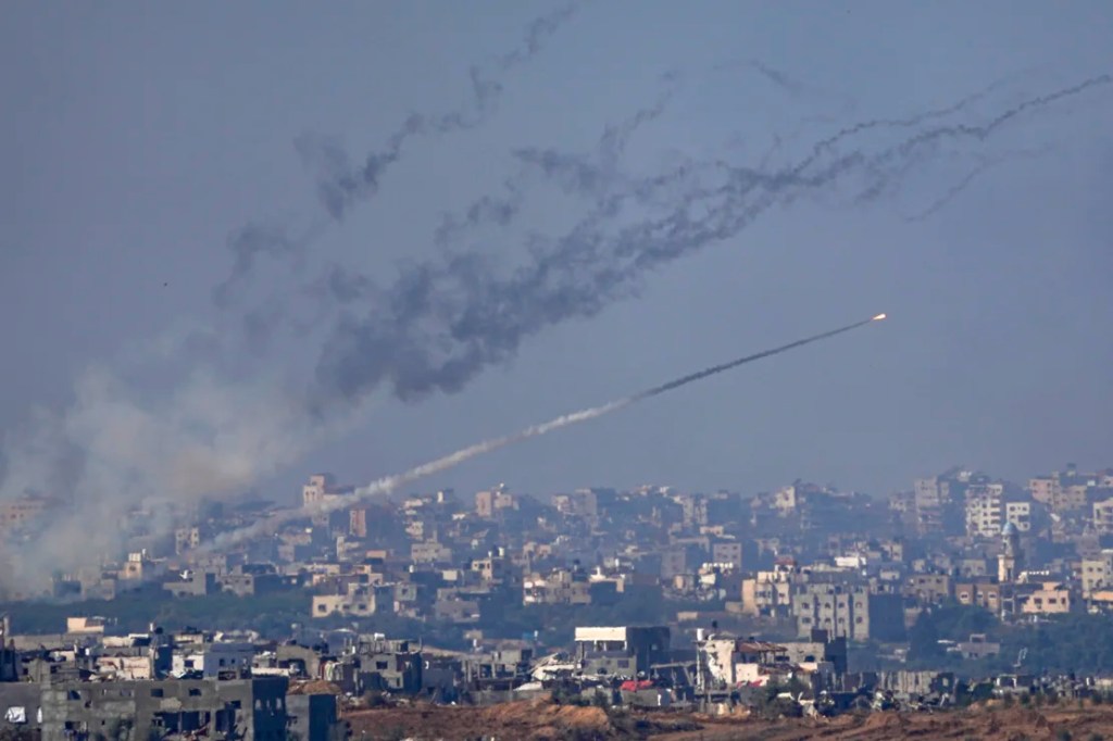 Se disparan cohetes hacia Israel desde la Ciudad de Gaza, visto desde el sur de Israel, el viernes 1 de diciembre de 2023. (Ariel Schalit/AP)