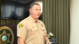 El sheriff del condado de Fresno, John Zanoni, hablando durante una conferencia de prensa sobre los asesinatos el viernes 29 de diciembre. (Crédito: KMPH)