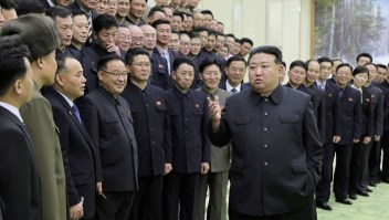 El líder de Corea del Norte, Kim Jong-un, se reúne con miembros del Comité de Preparación para el Lanzamiento de Satélites No Permanentes, en una imagen difundida por la Agencia Central de Noticias de Corea el 24 de noviembre de 2023.