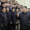 El líder de Corea del Norte, Kim Jong-un, se reúne con miembros del Comité de Preparación para el Lanzamiento de Satélites No Permanentes, en una imagen difundida por la Agencia Central de Noticias de Corea el 24 de noviembre de 2023.