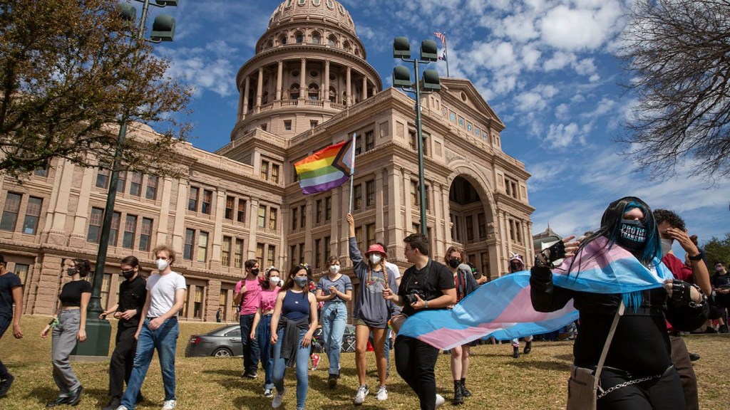 Manifestantes protestan en apoyo de los jóvenes trans frente al Capitolio de Texas el martes 1 de marzo de 2022. (Mikala Compton/American-Statesman/USA Today Network/FILE)