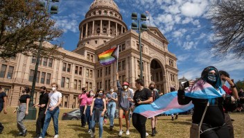 Manifestantes protestan en apoyo de los jóvenes trans frente al Capitolio de Texas el martes 1 de marzo de 2022. (Mikala Compton/American-Statesman/USA Today Network/FILE)