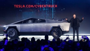 En esta fotografía de archivo del jueves 21 de noviembre de 2019, el director ejecutivo de Tesla, Elon Musk, presenta el Cybertruck en el estudio de diseño de Tesla en Hawthorne, California. (Ringo H.W. Chiu/AP/FILE)