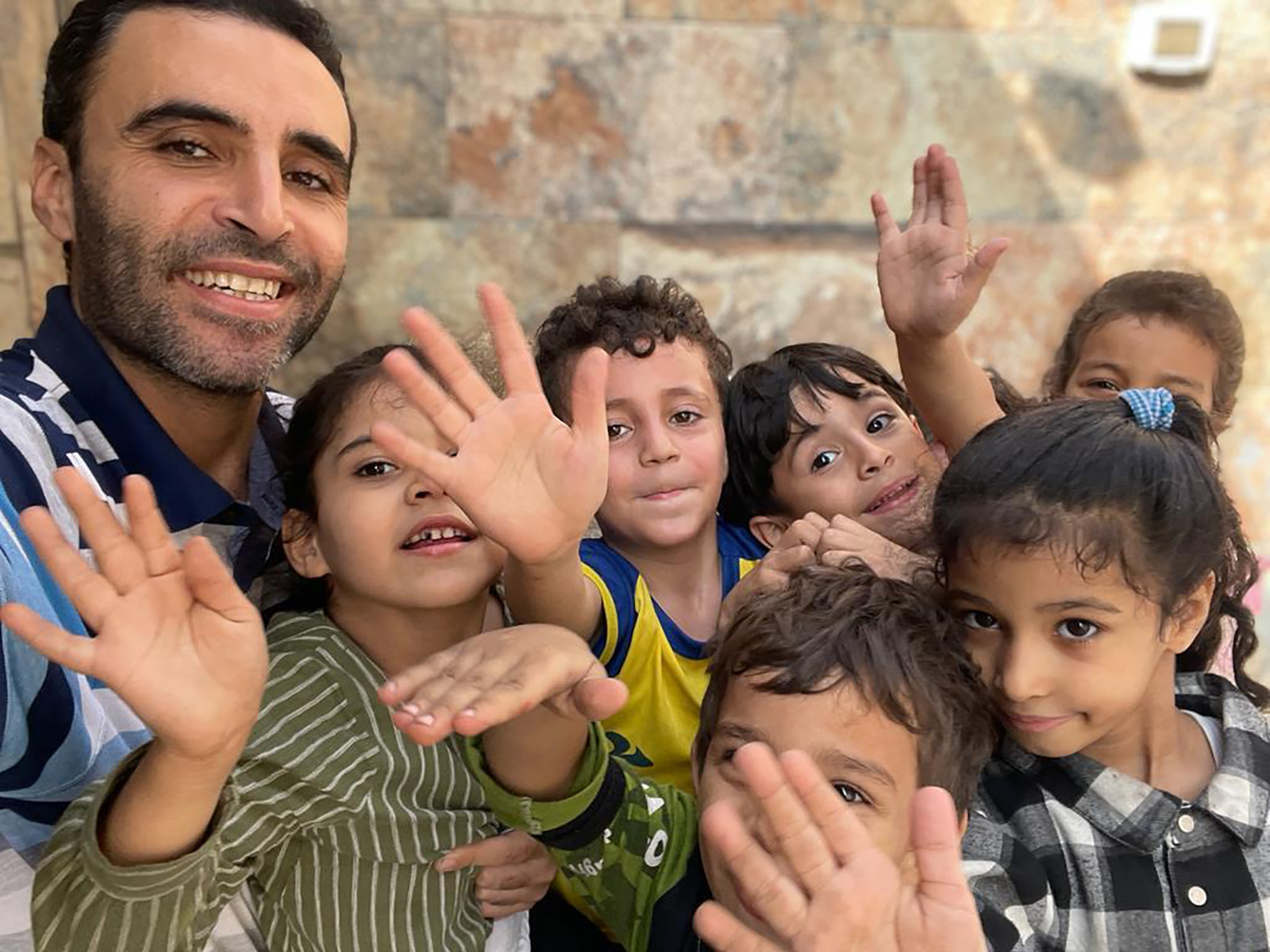 Hazem y un grupo de niños en Gaza el 9 de noviembre. (Crédito: Hazem Saeed Al-Naizi)