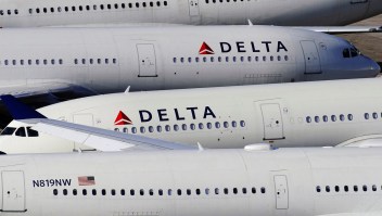 Aviones de pasajeros de Delta Air Lines aparcados en una foto de archivo. Elijah Nouvelage/Reuters