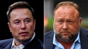 Elon Musk, izquierda, y Alex Jones, derecha. (Fotos: Reuters)