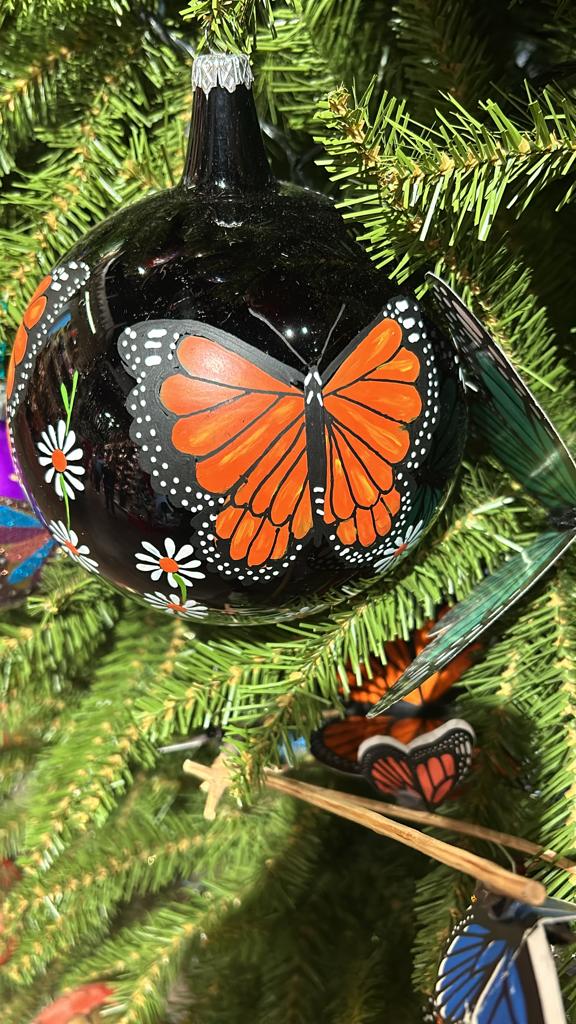 Esfera de Navidad con detalle de mariposa Monarca, diseñada por María Elena Ruiz.