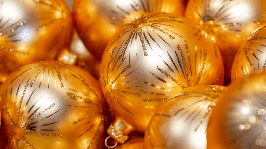 Esferas doradas hechas en Tlalpujahua. (Crédito: La Casa de Santa Claus)
