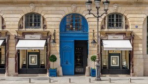 Un par de puertas azules y una verja de hierro forjado con una "C" cursiva son los únicos identificadores del discreto nuevo hotel de Chopard, flanqueado por su joyería en París. (Crédito: Gregory Copitet)
