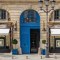 Un par de puertas azules y una verja de hierro forjado con una "C" cursiva son los únicos identificadores del discreto nuevo hotel de Chopard, flanqueado por su joyería en París. (Crédito: Gregory Copitet)