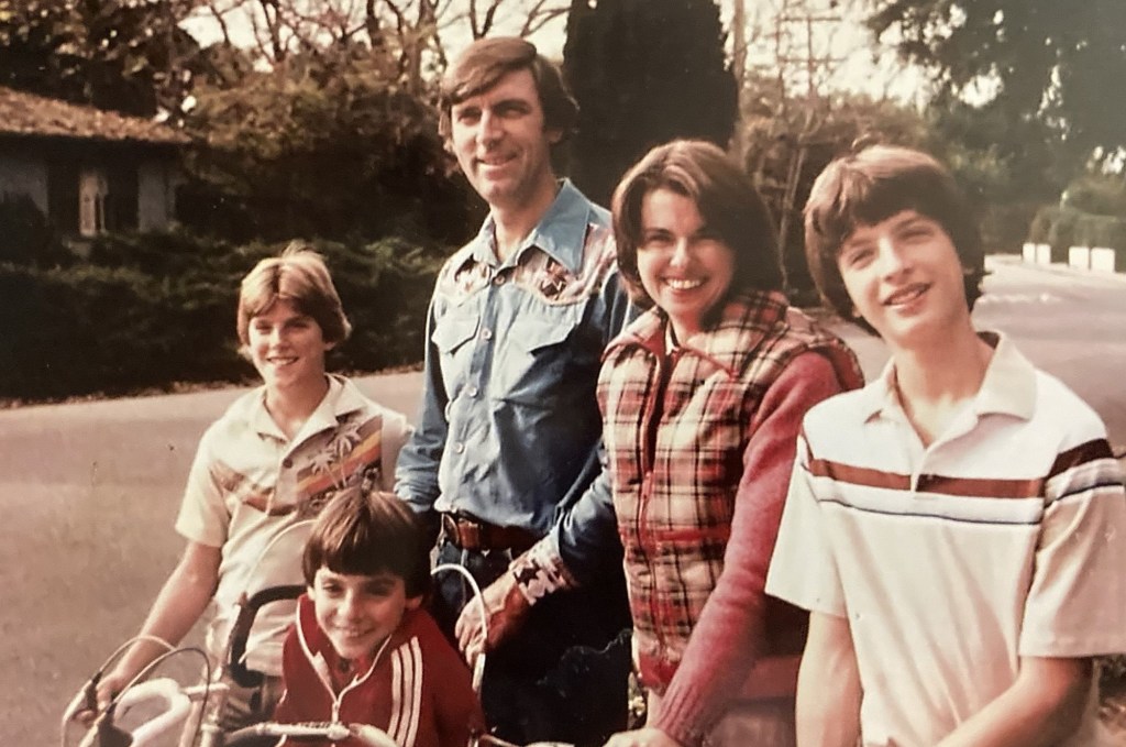 Jerilyn y Bob en la década de 1970 con sus tres hijos.