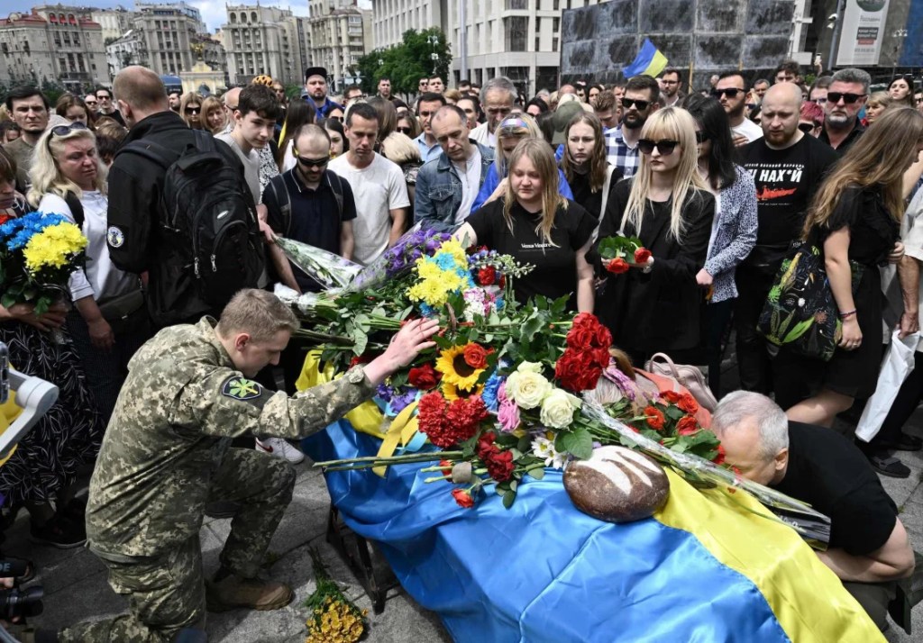 Multitudes de dolientes presentan sus respetos a Roman durante una ceremonia de despedida en Kyiv, Ucrania, el 18 de junio de 2022. (Genya Savilov/AFP/Getty Images)