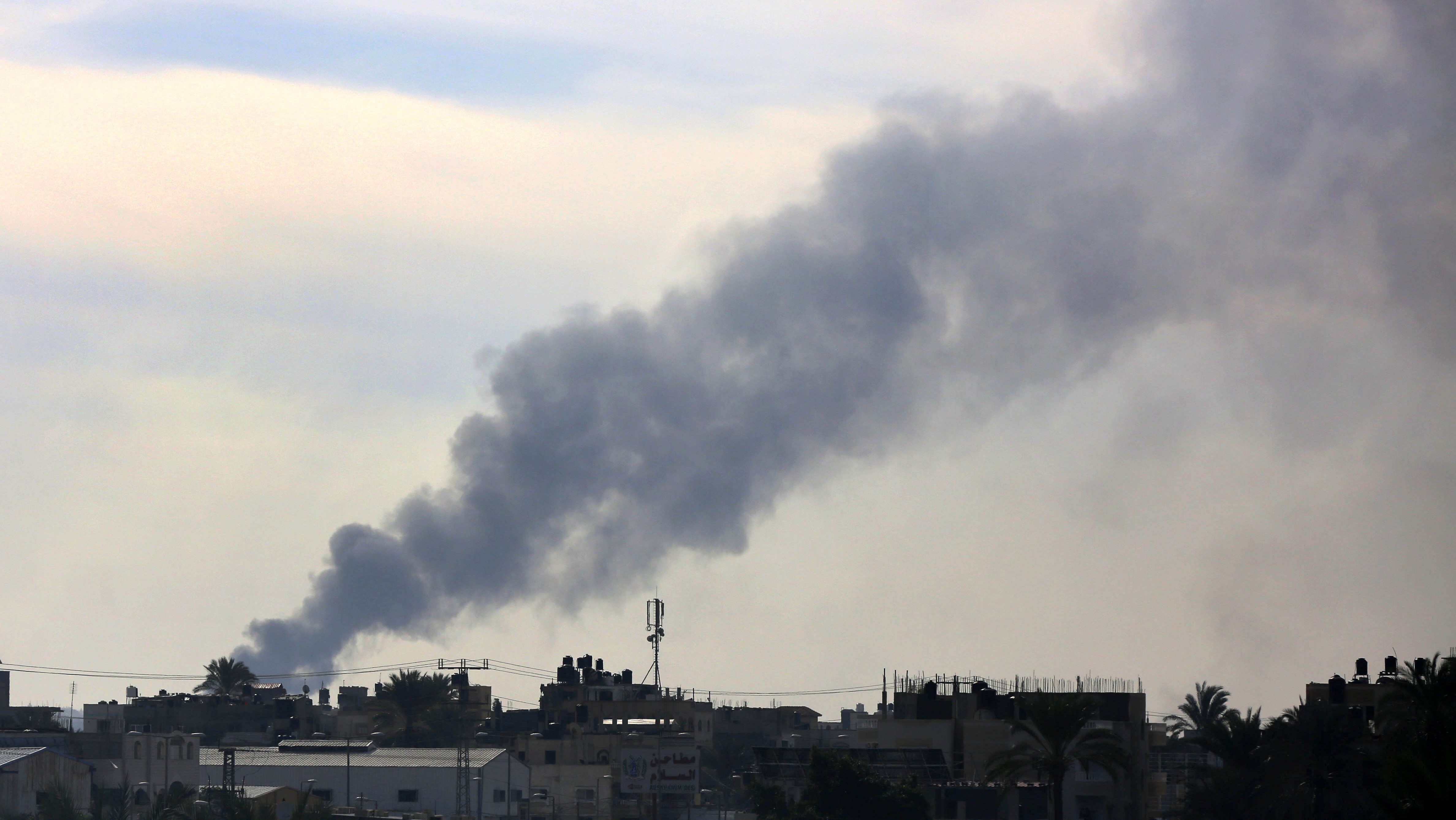 Il fumo si alza dalla zona colpita durante i raid israeliani a Deir al-Balah, Gaza, il 20 dicembre.  (Foto: Ashraf Amra/Anadolu/Getty Images)