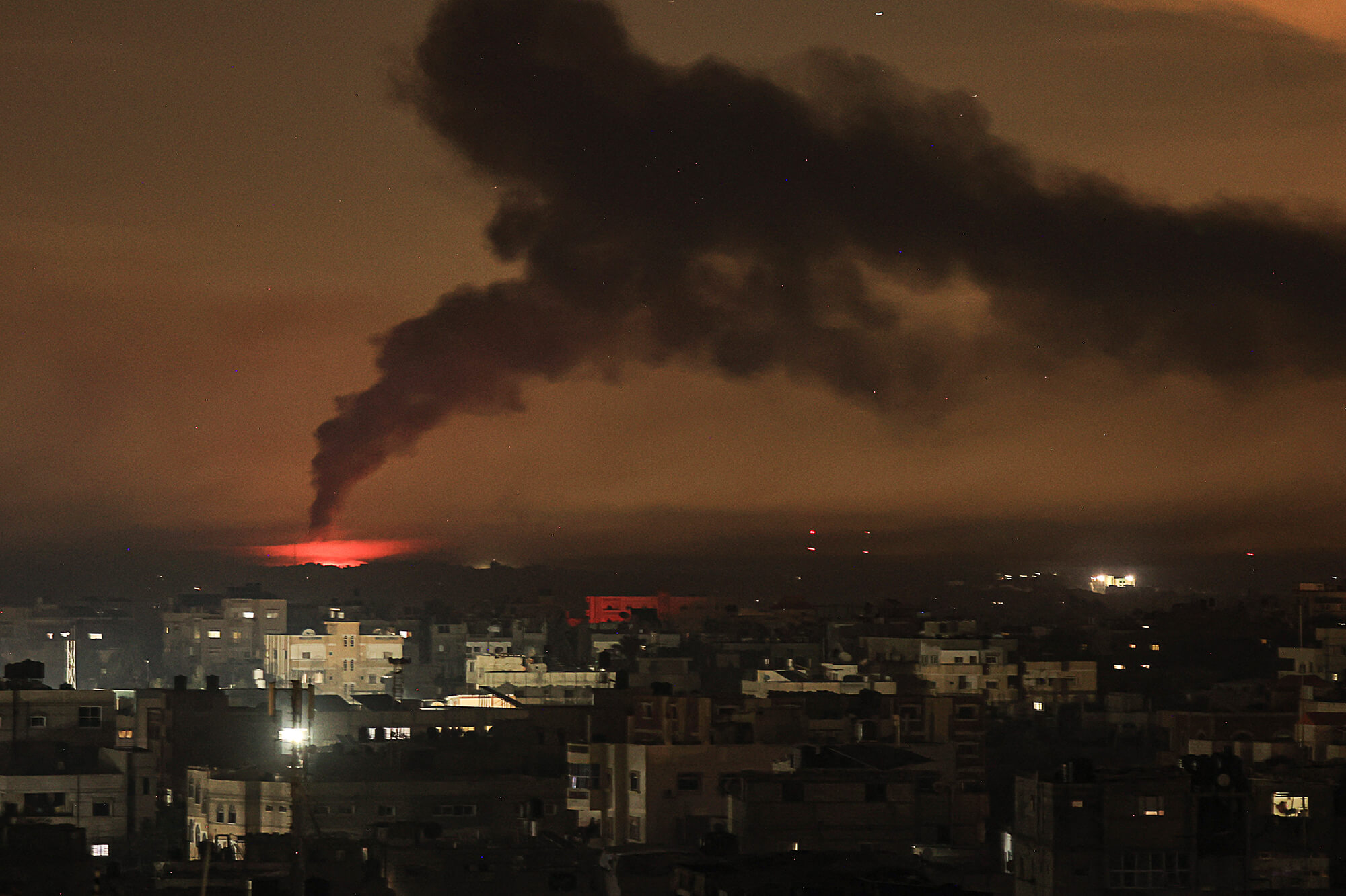 El humo se eleva sobre el sur de Gaza el 9 de diciembre. (Foto: Said Khatib/AFP/Getty Images)