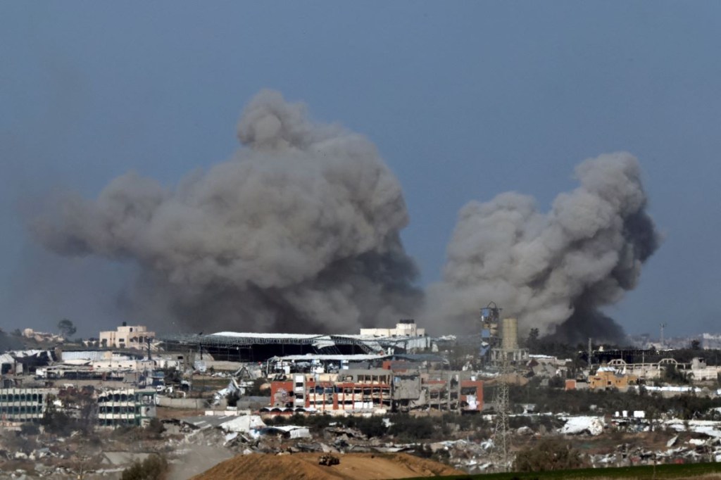 Una fotografía tomada desde una posición en el sur de Israel muestra humo ondeando sobre el territorio palestino durante el bombardeo israelí el 29 de diciembre de 2023, en medio de continuas batallas entre Israel y Hamas. (Foto de JACK GUEZ/AFP vía Getty Images)