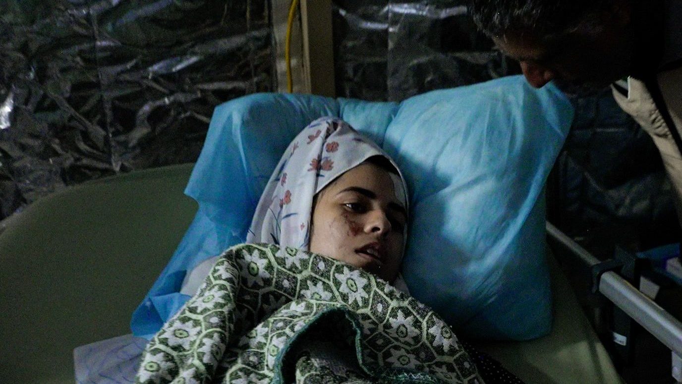Lama Ali Hassan Alloush i jej rodzina zastosowali się do nakazu opuszczenia północnej Gazy i szukania schronienia na południu.  Ale potem zaatakowano jej schronisko i straciła prawą nogę.  (Zdjęcie: Scott McWhinney/CNN)
