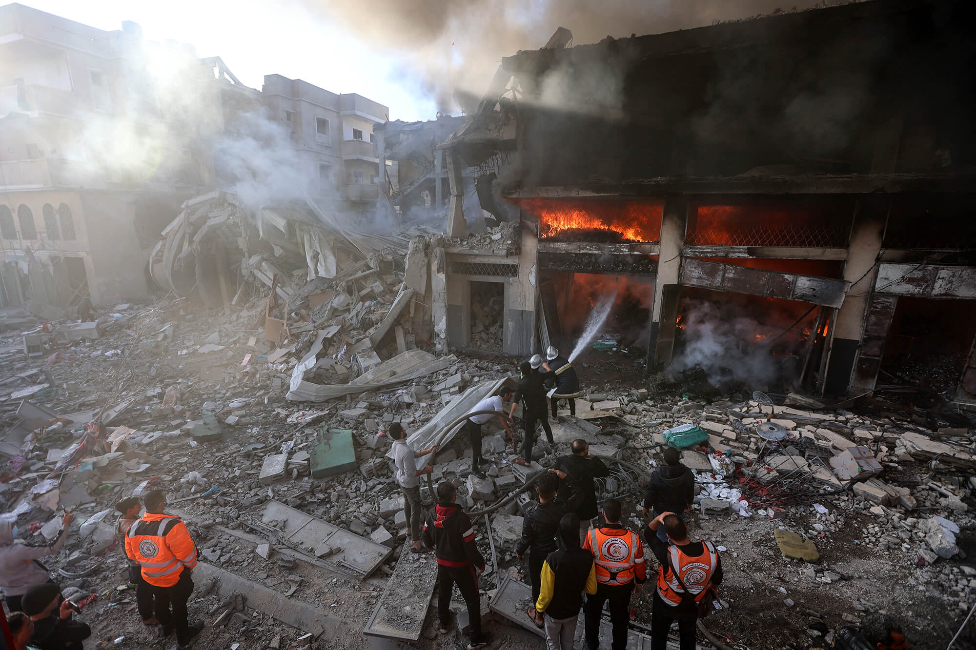 Bomberos combaten las llamas en un edificio afectado por un ataque israelí en Jan Yunis, Gaza, el 9 de diciembre. (AFP/Getty Images)
