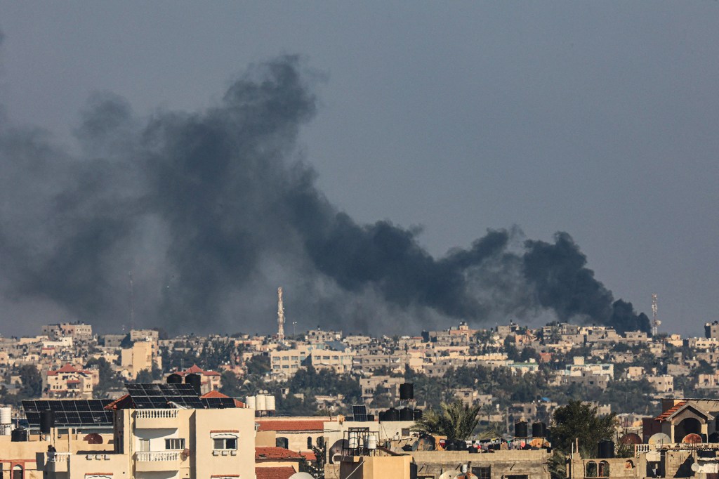 El humo se eleva sobre Khan Younis, Gaza, tras el bombardeo israelí del 15 de diciembre. (Foto: Said Khatib/AFP/Getty Images).