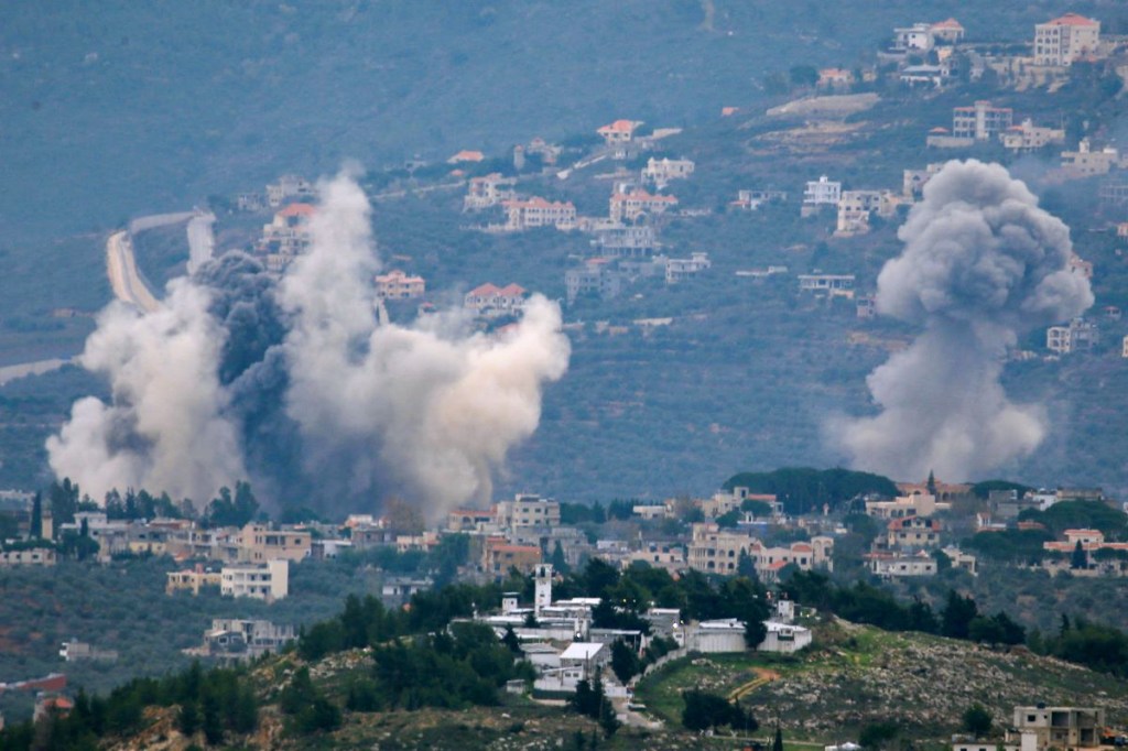 El humo se eleva después del bombardeo israelí sobre la ciudad de Kfar Kila, en el sur del Líbano, cerca de la frontera con Israel, el 21 de diciembre de 2023. (Foto de AFP vía Getty Images)