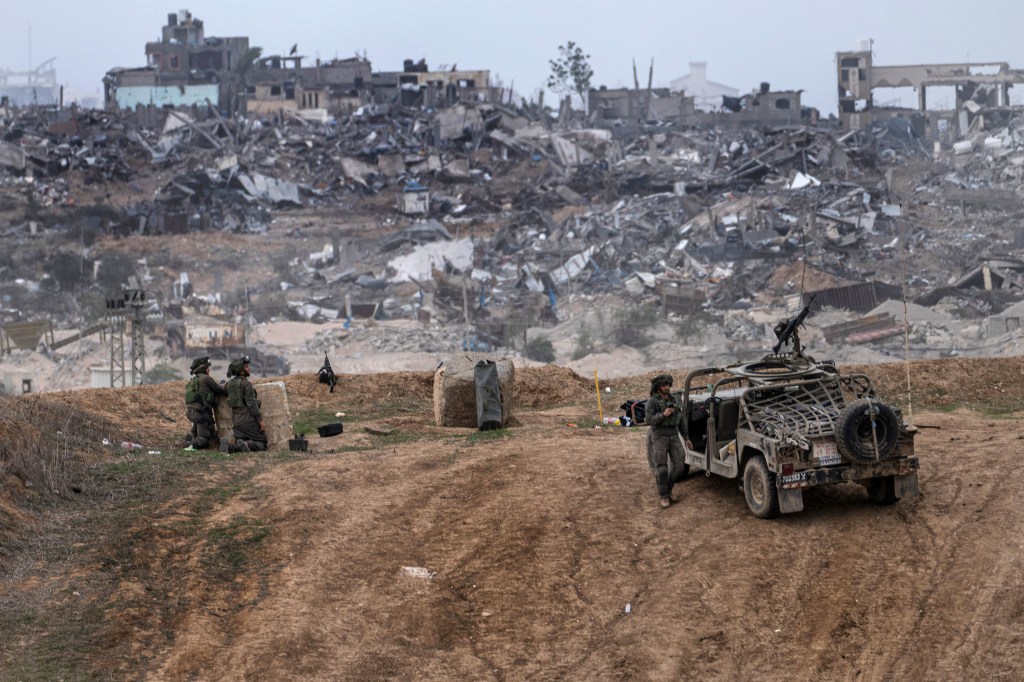 Se ven vehículos y soldados del ejército israelí cerca de la frontera con Gaza, en el sur de Israel, el 23 de diciembre. (Tsafrir Abayov/AP)
