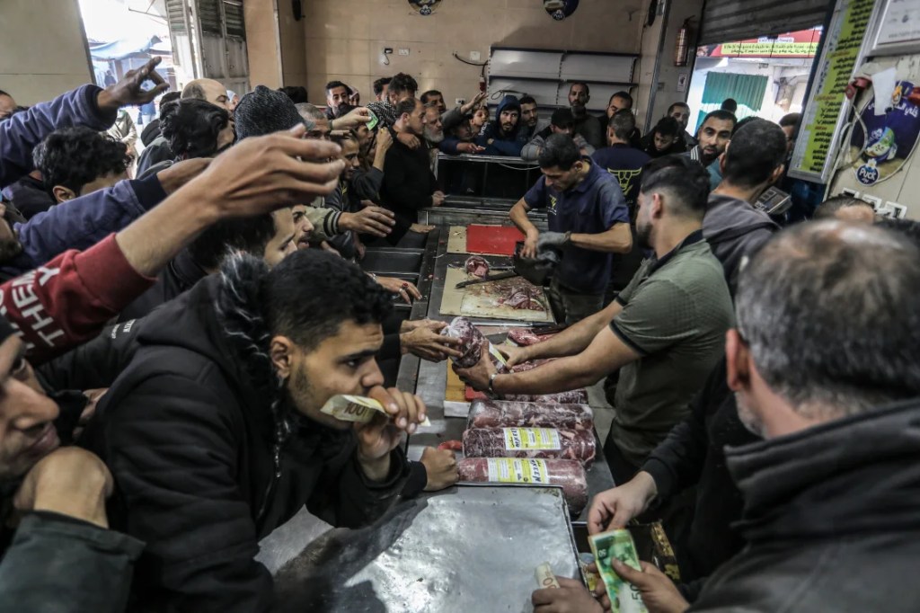 Los palestinos se aglomeran para comprar carne congelada después de que las autoridades israelíes le permitieran entrar desde el cruce de Karem Shalom hacia la Ciudad de Gaza. Esta es la primera vez que entra carne congelada desde que comenzó la guerra entre Israel y Hamas. (Abed Rahim Khatib/dpa/Getty Images)
