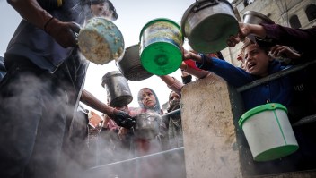 Los palestinos esperan para recoger alimentos en un punto de donación en un campo de refugiados en Rafah, en el sur de Gaza, el 23 de diciembre de 2023. (Saher Alghorra/AFP/Middle East Images/AFP/Getty Images)