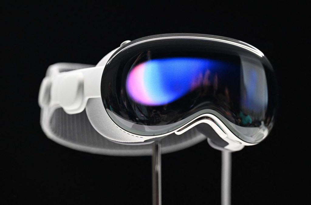 El nuevo visor de realidad virtual Vision Pro de Apple se muestra durante la Conferencia Mundial de Desarrolladores de Apple (WWDC) en el campus Apple Park de Cupertino, California, el 5 de junio.