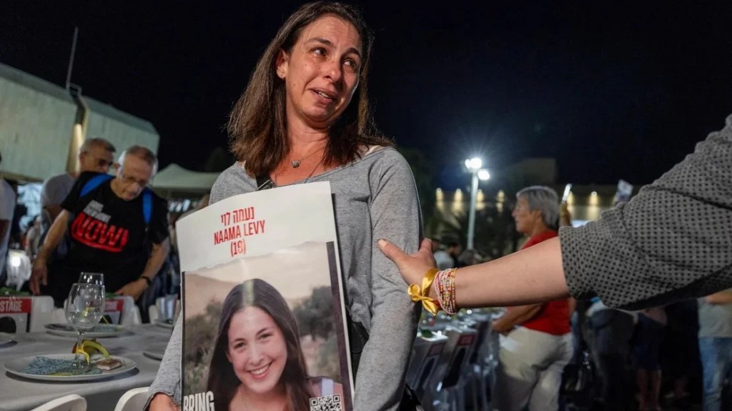 Ayelet Levy Shachar, madre de Naama Levy, de 19 años, quien fue secuestrada por Hamas durante los ataques del 7 de octubre, asiste a una manifestación en Tel Aviv, Israel, el 4 de noviembre, pidiendo la liberación inmediata de los rehenes. (Foto:Evelyn Hockstein/Reuters).