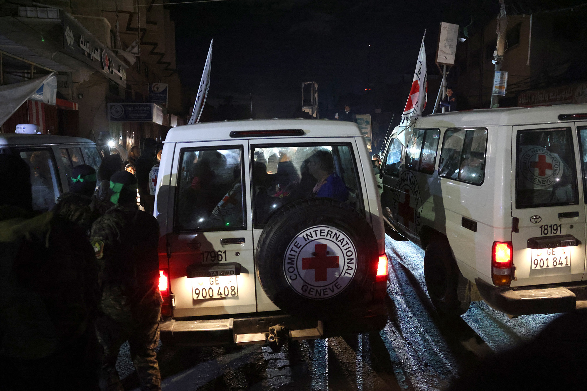 Vehículos de la Cruz Roja transportan a los rehenes liberados hacia el cruce fronterizo de Rafah con Egipto el 28 de noviembre. (Foto: AFP/Getty Images)