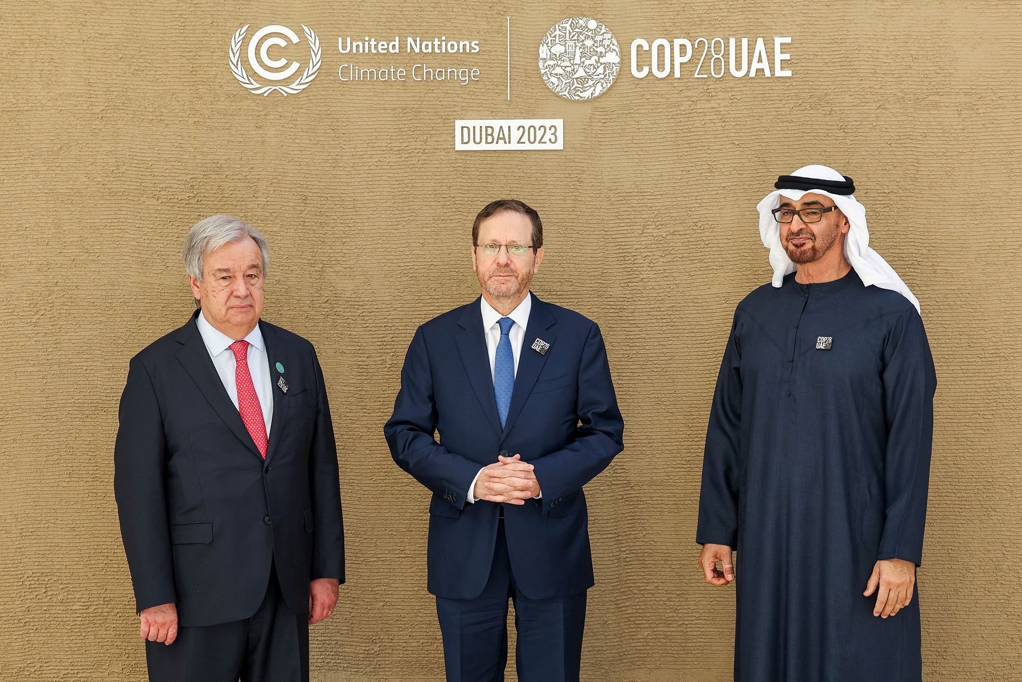 El secretario general de las Naciones Unidas, Antonio Guterres (izquierda), el presidente de Israel, Isaac Herzog (centro) y el presidente de Emiratos Árabes Unidos, el jeque Mohamed bin Zayed Al Nahyan, posan durante la COP28 en Dubai el 1 de diciembre. (Foto: Mahmoud Khaled/COP28/Reuters)