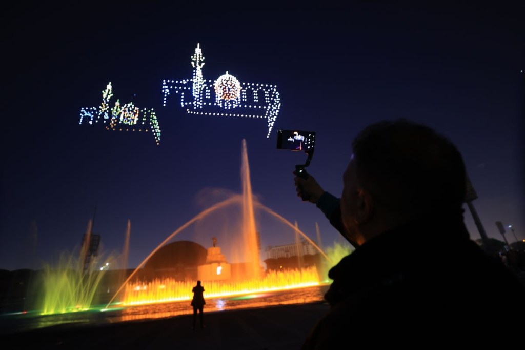 El Año Nuevo se celebra con un espectáculo de drones en Bagdad, Irak, el 31 de diciembre de 2023. (Foto de Murtadha Al-Sudani/Anadolu vía Getty Images)