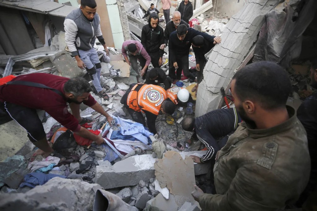 Equipos palestinos de búsqueda y rescate responden a un ataque israelí contra el campo de refugiados de Al-Maghazi en el centro de Gaza después de que expirara la tregua, el 1 de diciembre de 2023. (Ashraf Amra/Anadolu/Getty Images)