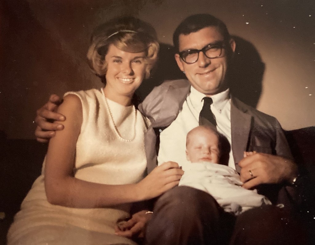 A Jerilyn y Bob, en la foto con su primer hijo, les encantó ser padres de inmediato, pero les tomó un tiempo establecerse en matrimonio.