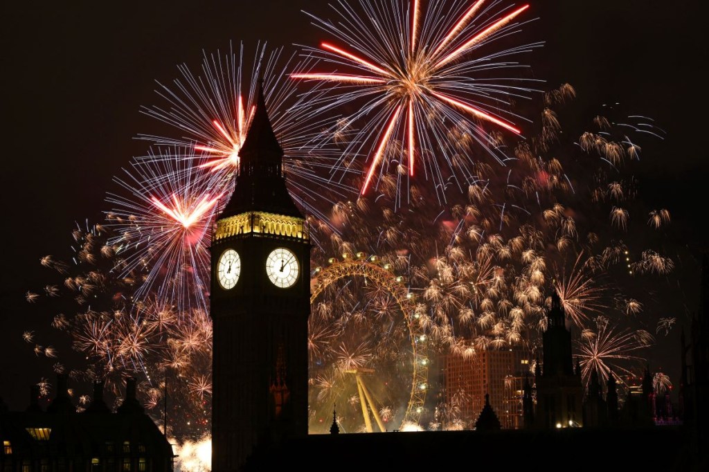 El Reino Unido celebra la llegada del Año Nuevo con fuegos artificiales en Londres. (Leon Neal/Getty Images)