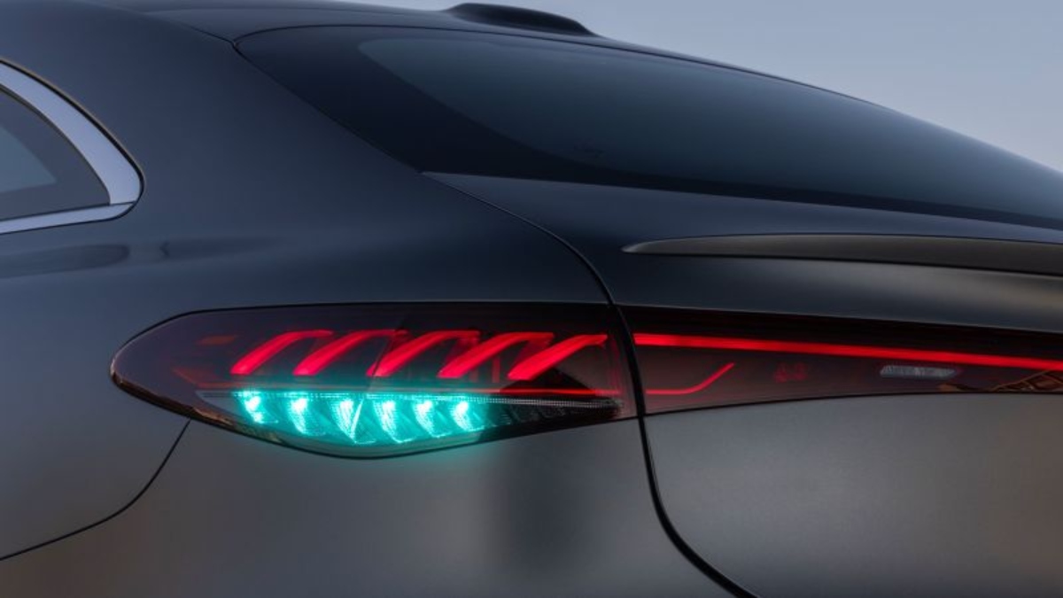 Mercedes estrena un nuevo color de luces en algunos autos: el azul para la  conducción autónoma