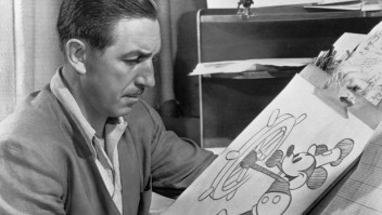 El animador y productor estadounidense Walt Disney dibujando Mickey Mouse Steamboat Willie Ca 1943. (Foto 12/Alamy Stock Photo)